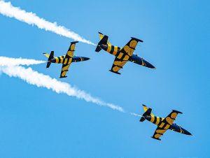 Nebo nad Piešťanmi ožije už tento víkend, bude aj šou akrobatov Baltic Bees Jet Team