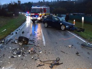 Po zrážke dvoch áut pri Piešťanoch skončili vodiči v nemocnici, z vozidiel sú vraky