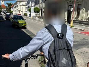 Kade chodili, tam kradli bicykle a kolobežky. Policajti už dvojicu chytili