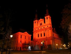 Nasvietenie dominánt na červeno pripomenie obete porušovania náboženskej slobody