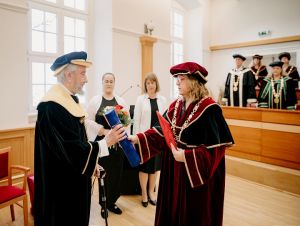 Trnavská univerzita ocenila Bohumila Chmelíka udelením čestného doktorátu