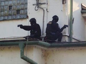 Policajný zásah, ozbrojené sily aj vojenský vrtuľník, v areáli elektrárne bolo rušno