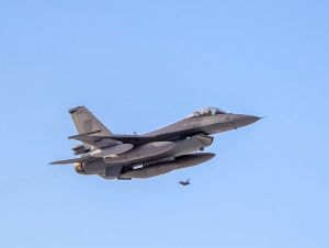 Rušný piatok trinásteho: Najskôr preletí stíhačka, potom bude skúška sirén