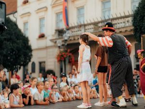 Leto v Trnave: Kino na Trojičnom námestí, vystúpenia na pešej, v parku aj amfiku