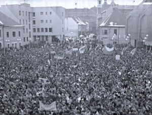 Viac ako 800 firiem, škôl a organizácií po celom Slovensku má 17. novembra voľno