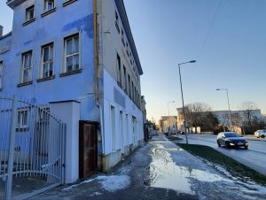 Z budovy Parných kúpeľov v Trnave vyteká voda, pravdepodobne tam prasklo potrubie