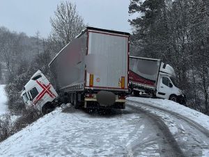Biela hora je neprejazdná, počasie robí vodičom problémy