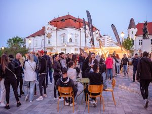 V Trnave bude Randevú pri víne, atmosféru dotvorí z balkóna knižnice DJ