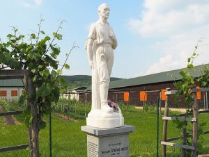 Výročia pripomínajú osud sochy sedliaka Mikuša aj odhalenie pocty pápežovi