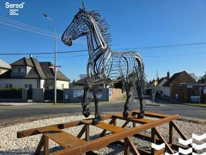 Železná plastika koňa v Seredi pripomína 180. výročie konskej železnice