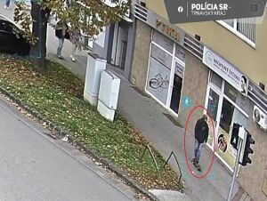 Policajti hľadajú muža na skejtborde, na chodníku narazil do 79-ročnej chodkyne