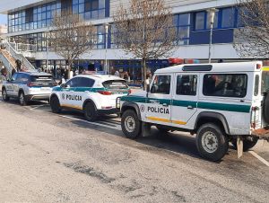 Krvavý incident na stanici v Trnave. Jeden muž skončil v nemocnici, druhý na polícii