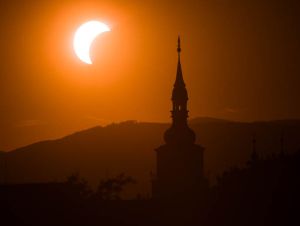 FOTO: Čiastočné zatmenie Slnka nad Trnavou zachytil fotoobjektívom