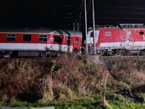 Všetky vlaky z Trnavy do Bratislavy po večernej nehode meškajú