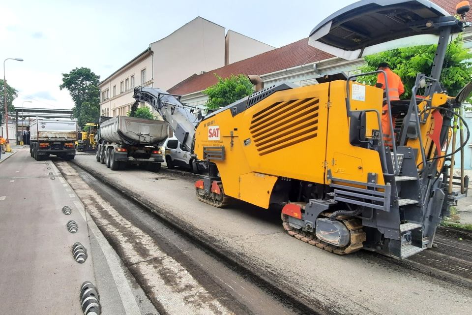 Ulicu A. Žarnova už frézujú, do nemocnice sa dá dostať len z Tamaškovičovej